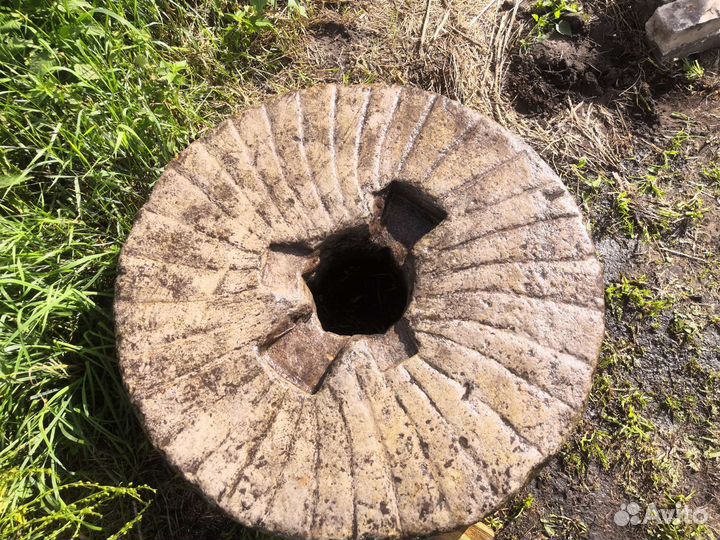 Старинный жернов 18го века