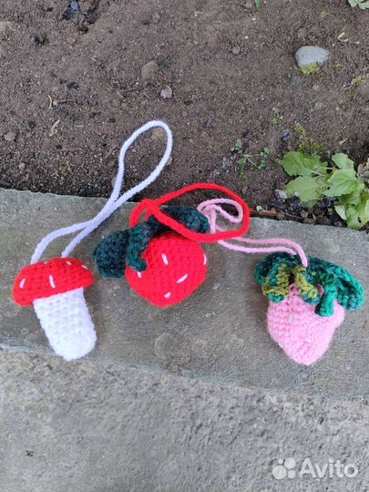 Вязаный брелок сумочка