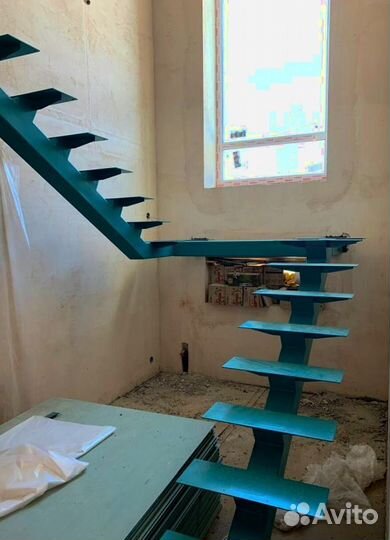 Лестница на металлокаркасе закрытого типа