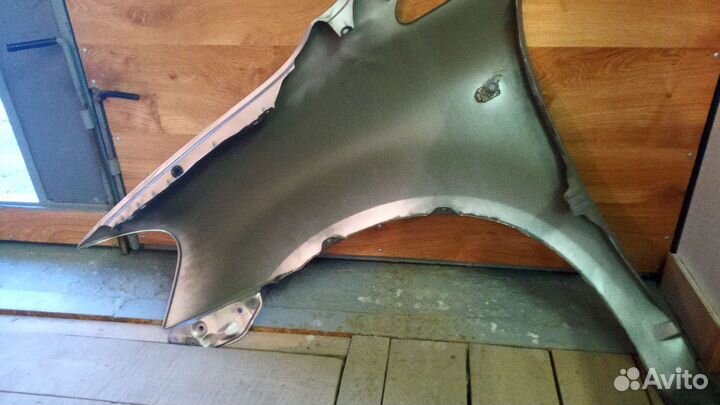 Крыло правое переднее на toyota ipsum
