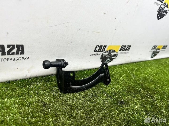 Кронштейн (крепление) Audi A3 8P 03G103941E