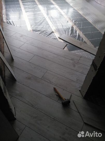 Укладка ламината, напольного плинтуса