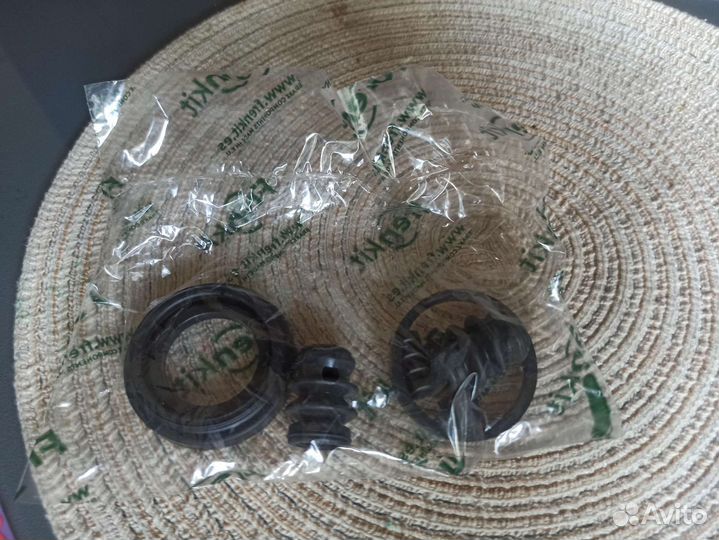 Ремкомплект сальников заднего тормозного суппорта