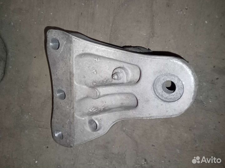 Кронштейн двигателя