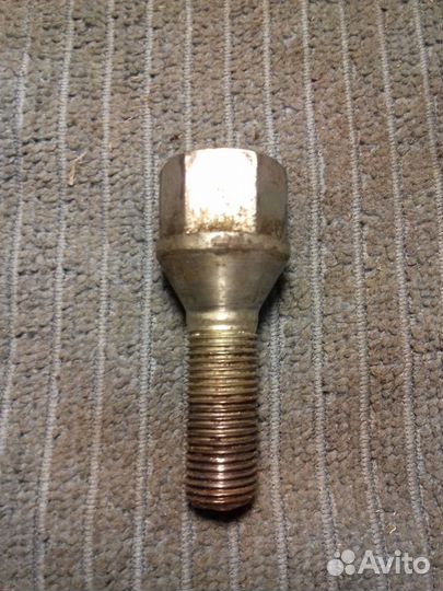 Болты крепления колеса