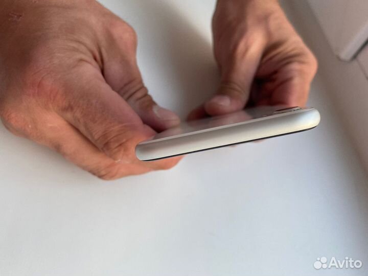 Телефон iPhone se 2020