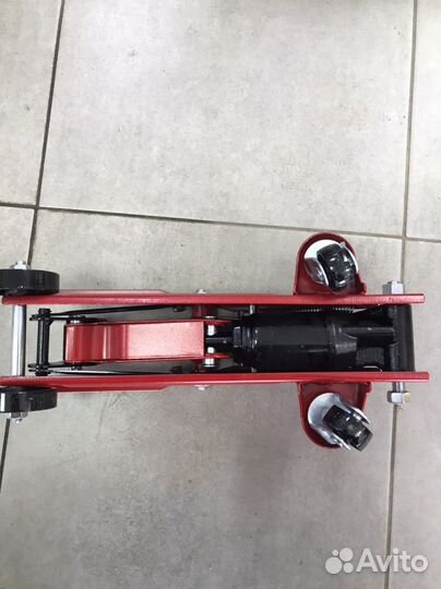 Домкрат подкатной 2 т