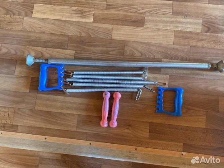 Турник в дверной проем с гантелями