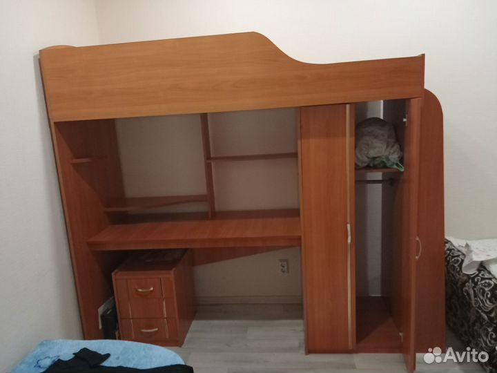Кровать чердак со столом и шкафом