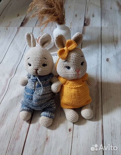 Вязаные игрушки зайки