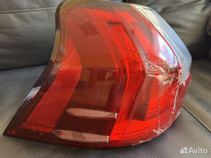 Задний левый фонарь на Lexus LX570