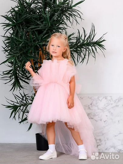 Пышное платье со шлейфом для девочки 140 146
