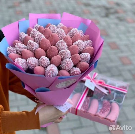 Клубника в шоколаде, бананы в шоколаде, ягоды