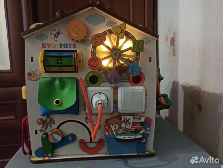 Бизиборд домик развивающий 30х35 см, со светом