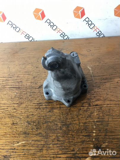 Кронштейн двигателя правый Mercedes C-Class W204