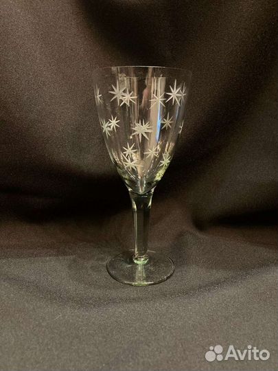 Хрустальный бокал с узором 