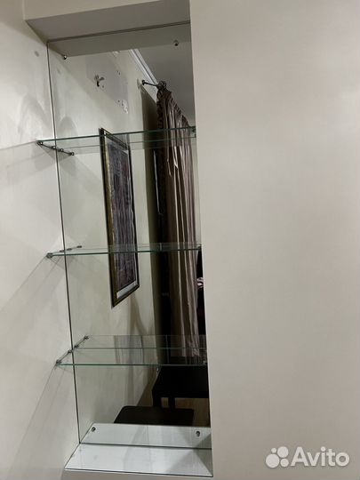 Зеркало со стеклянными полками