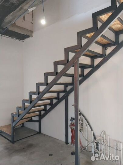 Лестница деревянная (облицовка) металлическая из с