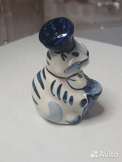 Котик с рыбкой