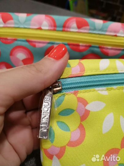 Яркая косметичка clinique