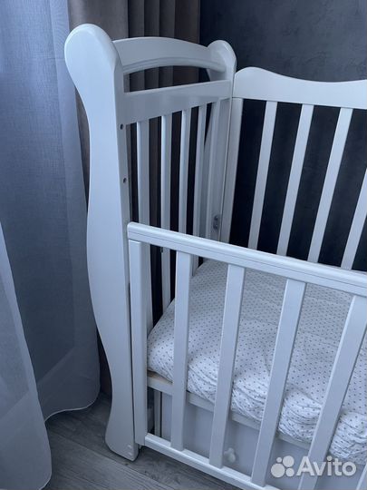 Детская кроватка с маятником