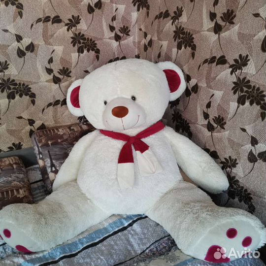Большой плюшевый медведь