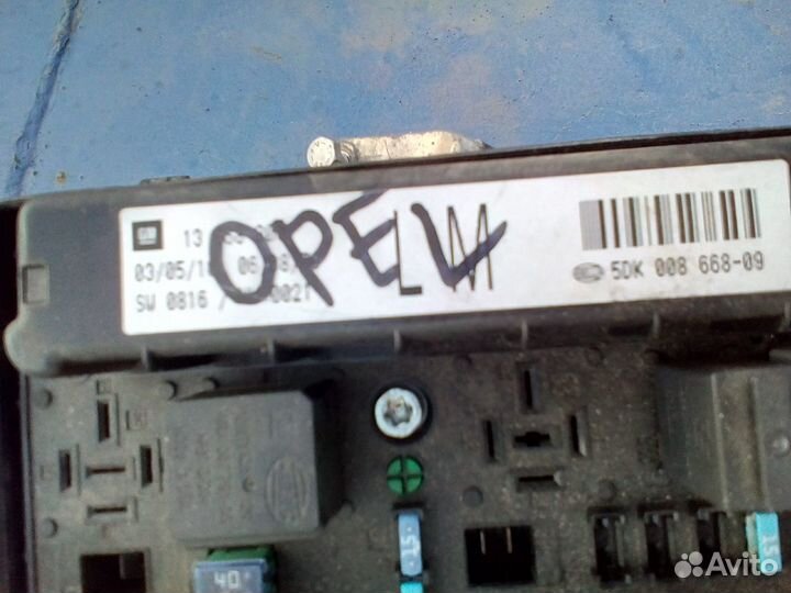 Блок предохранителей подкапотный Opel Astra H