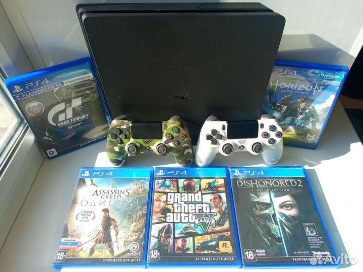 Sony PlayStation 4 slim + 2 геймпада + диски