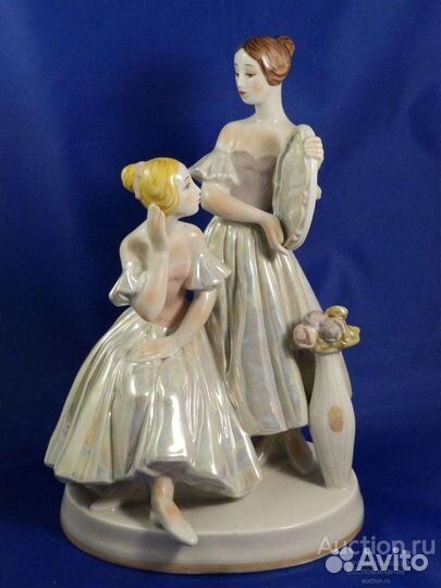 Статуэтка Балерины перед зеркалом