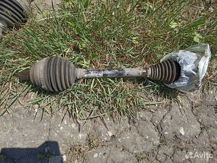 Левый приводной вал Volkswagen