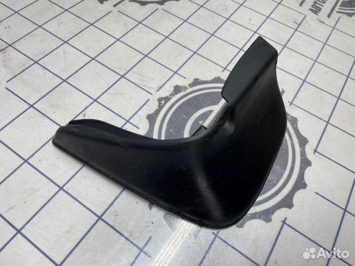 Брызговик задний левый Toyota Corolla E120 3zzfe