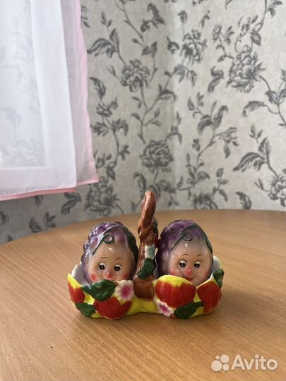 Сахарница, чашки, молочник, перечница и солонка