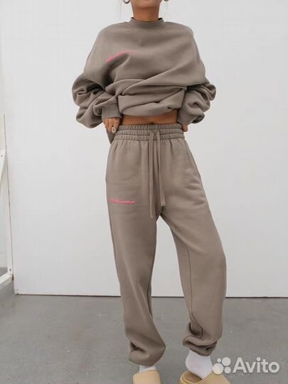 Стильный спортивный женский костюм