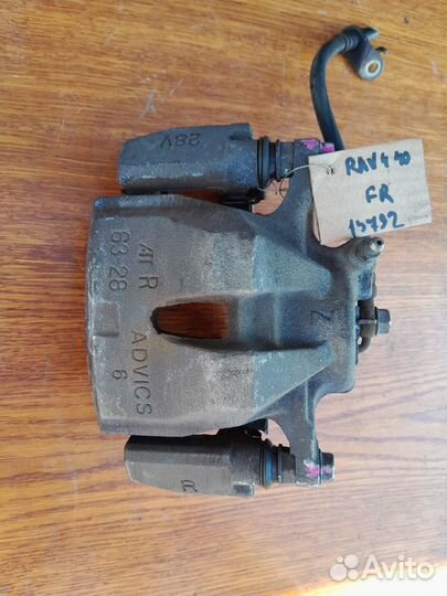 Суппорт передний правый Toyota RAV4 40