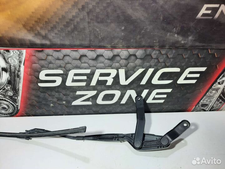 Поводок стеклоочистителя правый Mercedes-Benz W204