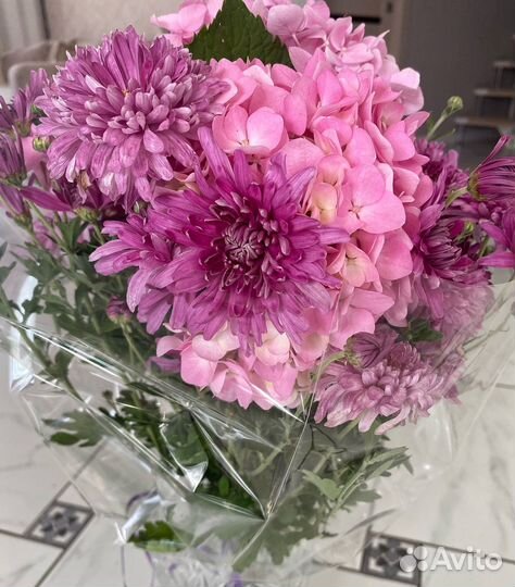 Букет из гортензий и хризантем