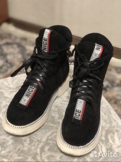 Кроссовки женские