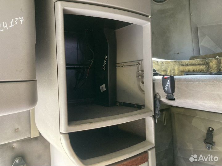 Ящик вещевой верхний правый Volvo VNL