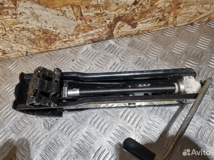 Домкрат Volkswagen Passat CC 2010