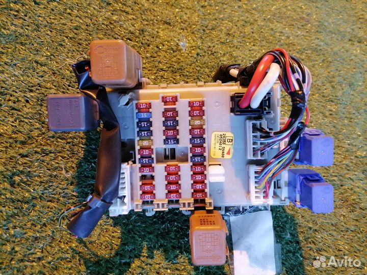 Блок предохранителей 243505N400 Nissan Serena PNC2