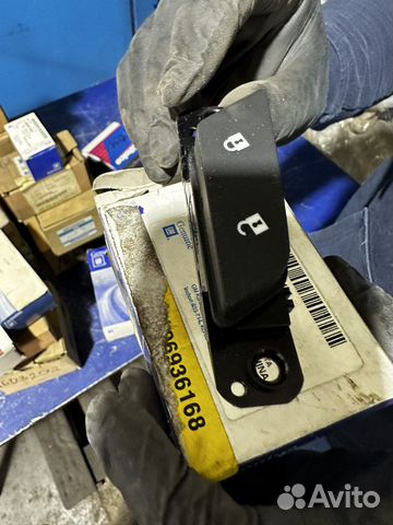 Кнопка центрального замка Chevrolet Cruze