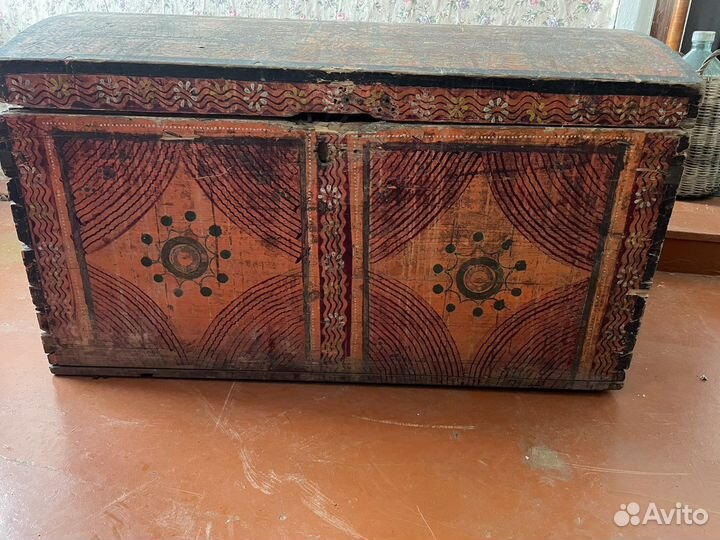 Сундук старинный и чемоданы СССР