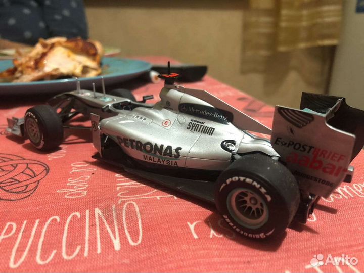 Сборная модель автомобиля F1 mercedes