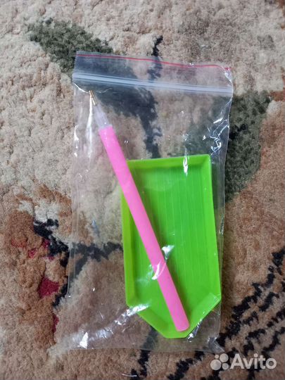 Карандаш-стилус и тарелочка для бисера