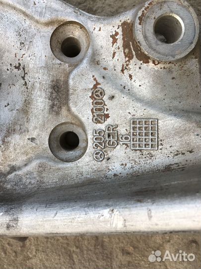 Кулак поворотный Mercedes-Benz 2052100