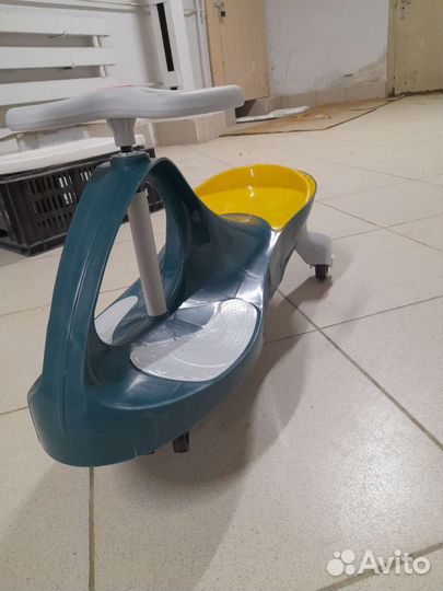 Машинка каталка бибикар. Толкатор