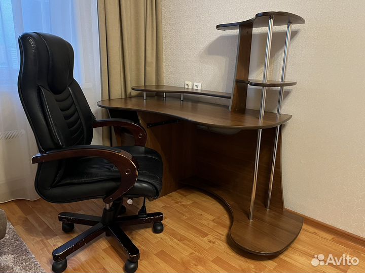 Компьютерный стол со стулом