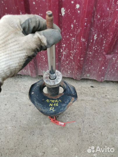 Амортизатор передний левый Nissan Almera N16