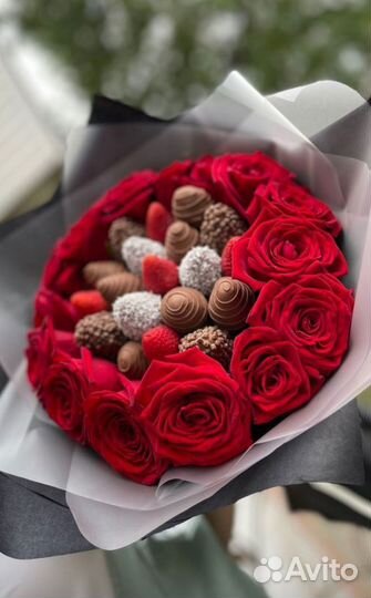 Букет клубника в шоколаде с цветами