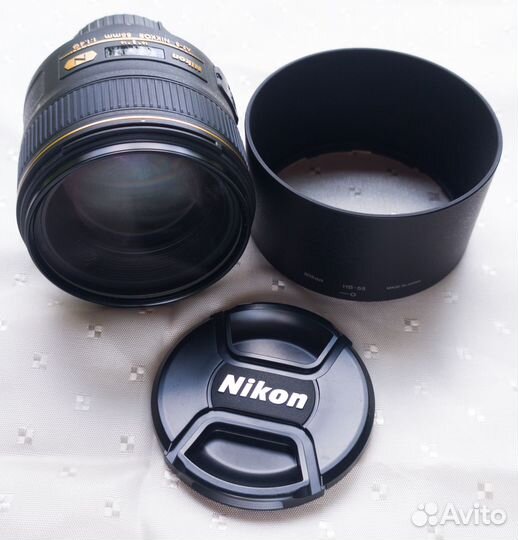 Nikon AF-S nikkor 85mm f/1.4G / HB-55